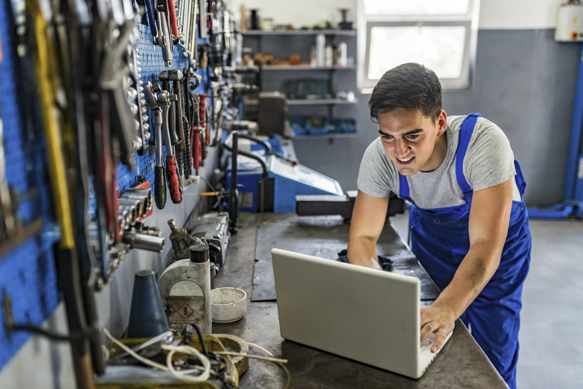 mechanik z laptopem